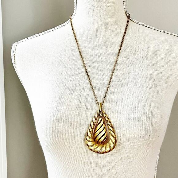 Vintage Jewelry - Vintage 70's Gold Textured Teardrop Pendant Necklace